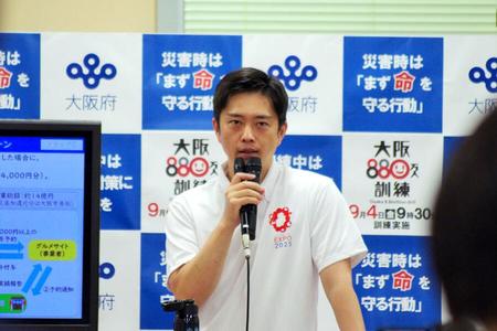 大阪・関西万博の新ロゴを胸に「食のまち大阪を盛り上げられるよう応援していきたい」と語った吉村洋文知事（９月２日・大阪府庁）
