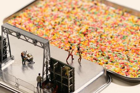 チョコスプレーを観客に見立てた〈約一万粒規模のコンサート〉２０１７年（Ｃ）Ｔａｔｓｕｙａ Ｔａｎａｋａ