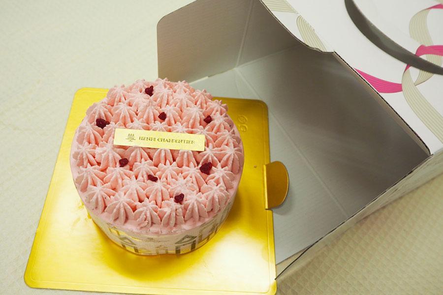 冷凍状態で届くケーキ（写真は「アンリ・シャルパンティエ」のフォレ・フレーズ（４８６０円）