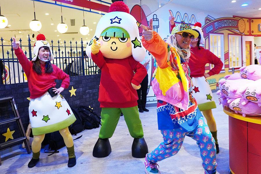 １０月３１日開業「おやつタウン Ｎａｍｂａ」で、オリジナルソングに合わせて踊るＤＪ ＫＯＯとホシオくん