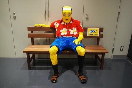 　待合スペースのベンチにも「レゴ(Ｒ)ストア」のレゴブロックでできた巨大居眠りおじさん　 ＬＥＧＯ，ｔｈｅ ＬＥＧＯ ｌｏｇｏ ａｎｄ ｔｈｅ Ｍｉｎｉｆｉｇｕｒｅ ａｒｅ ｔｒａｄｅｍａｒｋｓ ｏｆ ｔｈｅ ＬＥＧＯ Ｇｒｏｕｐ．（Ｃ）２０２０ Ｔｈｅ ＬＥＧＯ Ｇｒｏｕｐ．