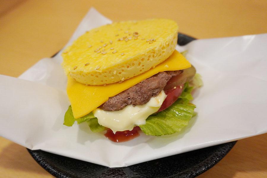 　写真は「チーズエッグウィッチ」（４９０円）。１枚につき卵１個使用され、エッグウィッチ１個で卵２つ摂取することができる
