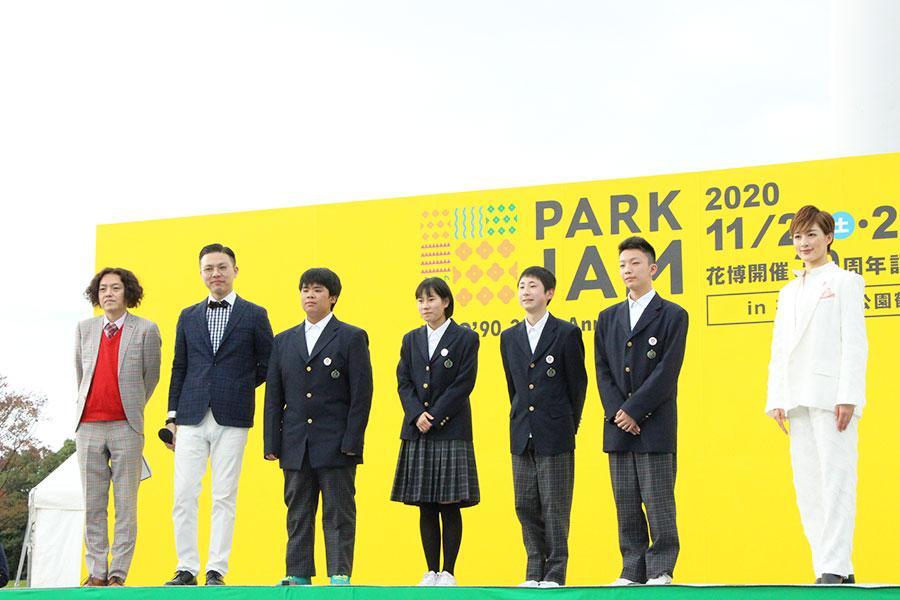 「大阪・関西万博ＰＲステージ」では、学天即（左）や学生とともに登場した聖乃あすか（右）（２２日撮影）