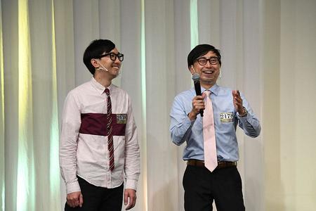 会見に登場したおいでやすこが （左：こがけん　右：おいでやす小田）（Ｃ）Ｍ-１グランプリ事務局