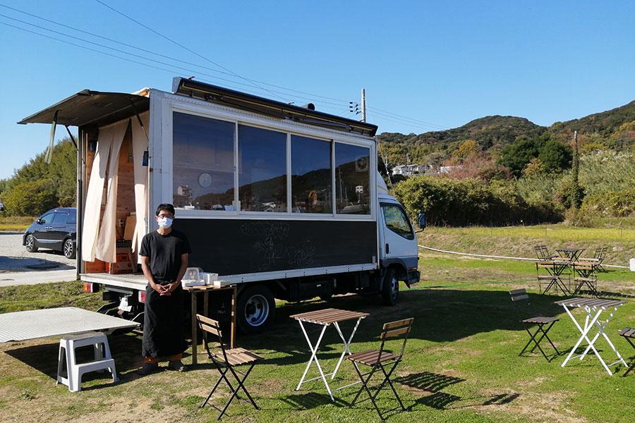 田んぼの中のテラス席で熱々のピザを提供する「淡路島ピザ 石原商店」