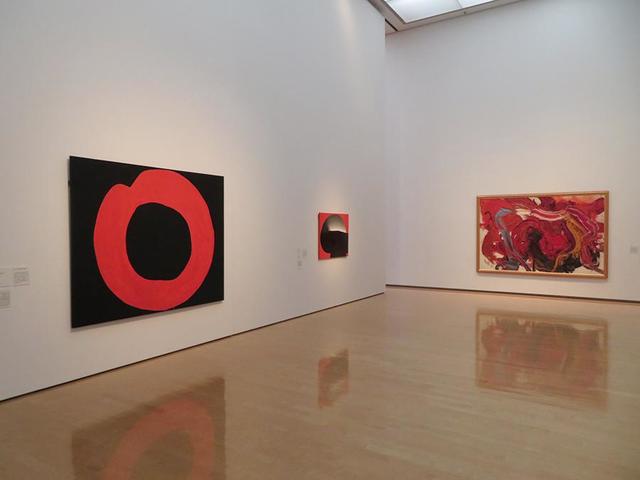 神戸で具体美術協会の大規模展、山崎つる子ら女性作家の作品を