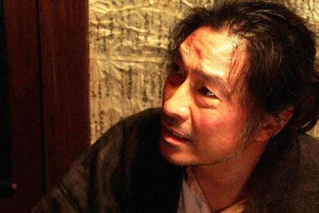 千代と話しをする竹井テルヲ（トータス松本） (C)NHK