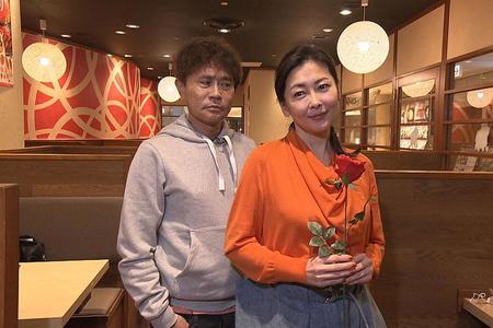 　スタッフからの提案でドラマ再現を撮影する浜田雅功、中山美穂（写真提供：ＭＢＳ）