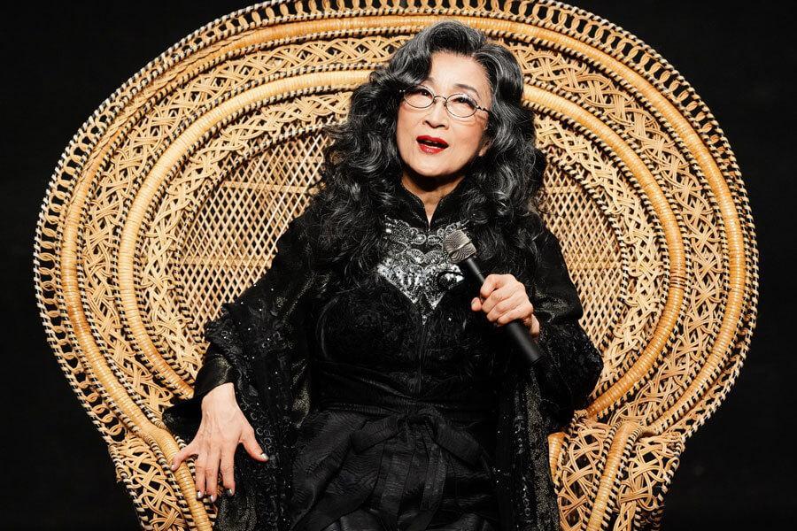 　月影花之丞の出で立ちで会見に登場した木野花（１月２５日）写真／田中亜紀