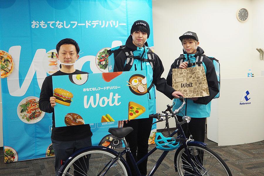 　Ｗｏｌｔ配達員。左は「Ｗｏｌｔ Ｊａｐａｎ」カントリーマーケティングマネージャーの新宅暁さん