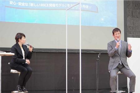 　ＭＣの酒井連子さん（左）と片岡篤史さん