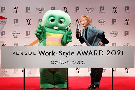 　『ＰＥＲＳＯＬ　Ｗｏｒｋ－Ｓｔｙｌｅ　ＡＷＡＲＤ　２０２１～はたらいて、笑おう』を受賞した（左から）ガチャピン、ラランド・サーヤ