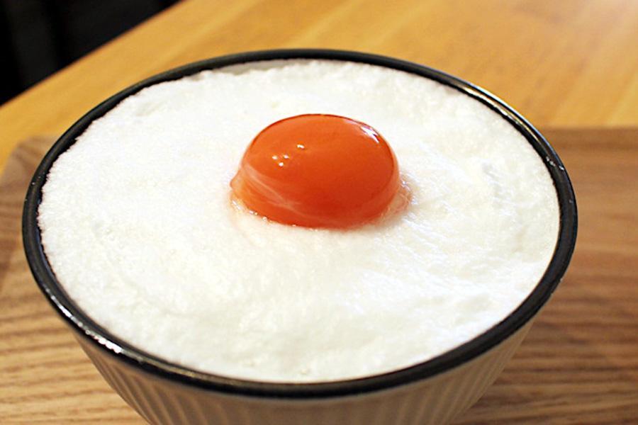 柏木さんおススメの最高級卵『彩美卵「寿」』の卵かけごはんは1900円
