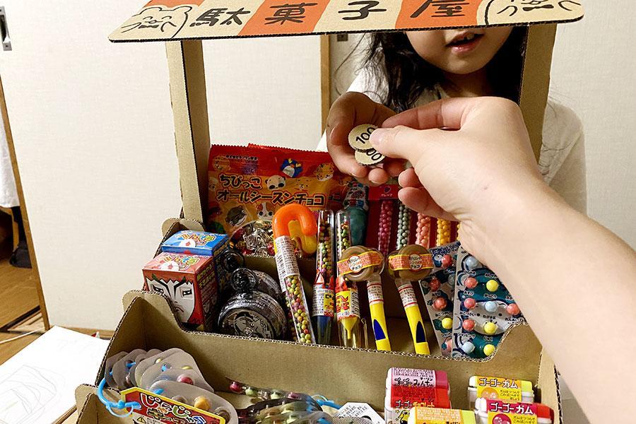 　段ボールのお金もセットになっており、遊びながら学ぶことができる