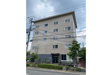 　社員寮や学生寮として使われていた6階建てのアパートをリノベーションした「ＮＥＩＧＨＢＯＲＳ 京都二条城」