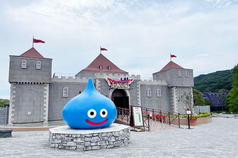 　巨大なスライムが迎えてくれるエントランス