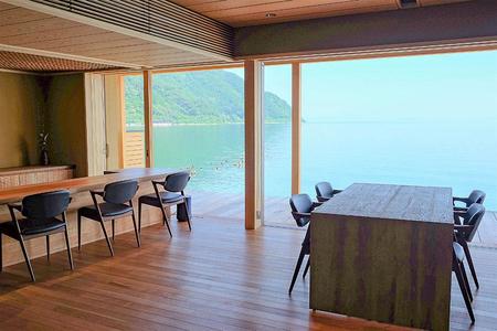 座敷だった1階の食事処は下履きのままで過ごせる板張りに変更。席から臨む琵琶湖の景色は、ため息が出るほどに美しい