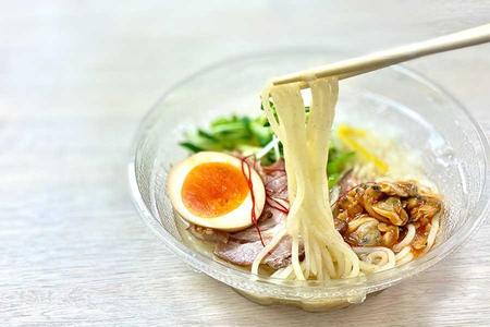 　「人類みな麺類監修 冷しあさりチャーシュー麺」（５９８円）