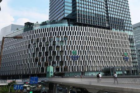 　地下１階と１階の食料品売場は休業