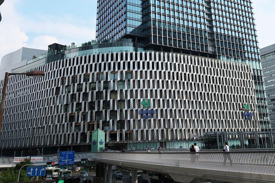 　地下１階と１階の食料品売場は休業