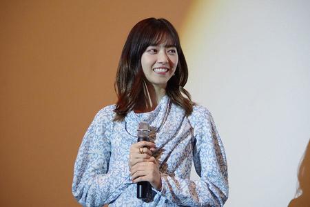 スナックのママ・近田真緒を演じた女優・西野七瀬（16日・大阪市内）