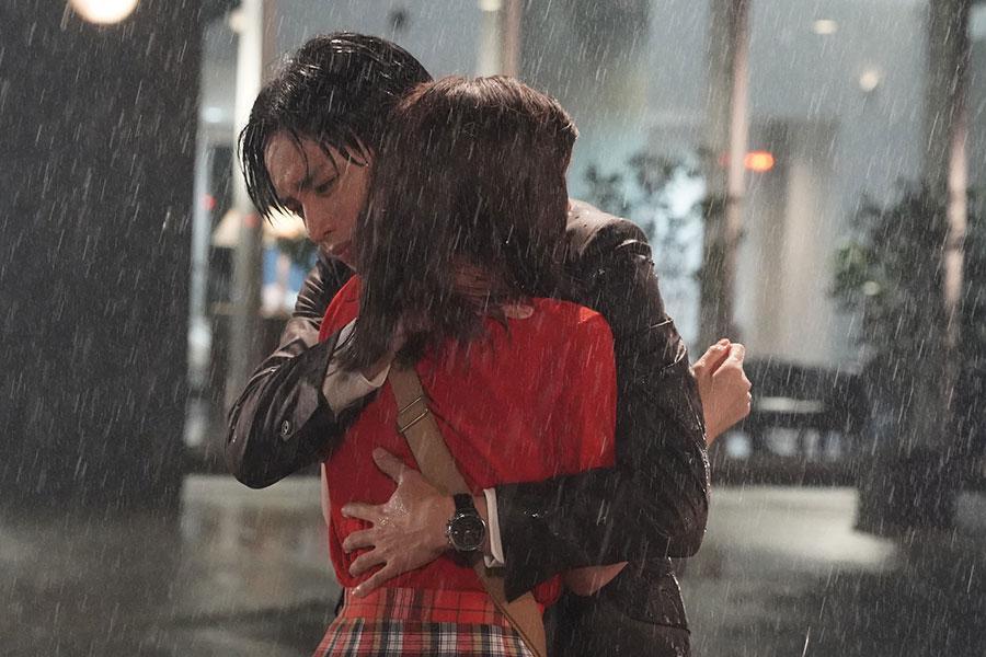 第6話予告。愛（小芝風花）と宗介（中島健人）の雨ハグシーン　(C)カンテレ