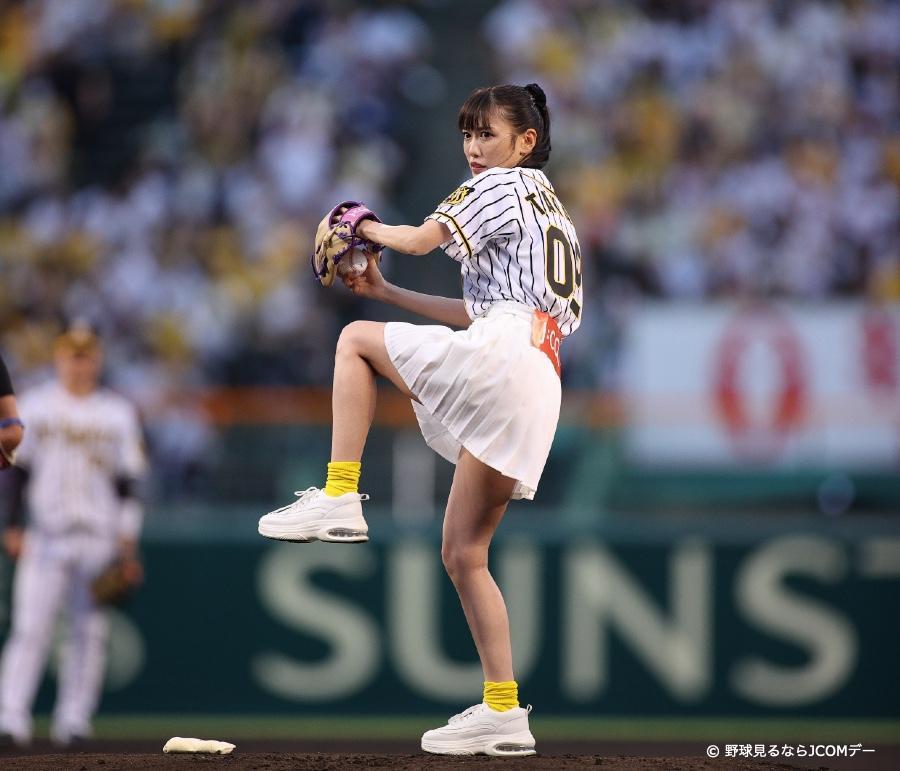 　始球式をおこなったももいろクローバーＺの高城れに（９月５日・阪神甲子園球場）