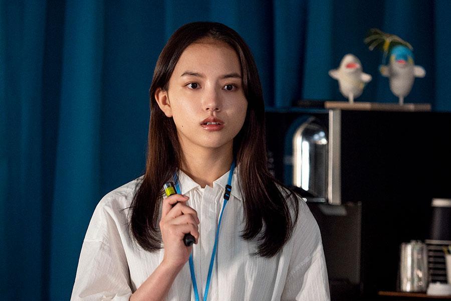 社内プレゼンで企画を提案する百音（清原果耶）(C)NHK