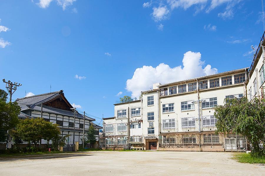 　元新道小学校（左）と宮川町歌舞練場