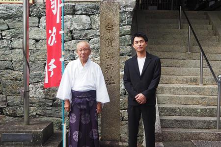 「宇賀部神社」を訪れた遠藤雄弥（右）、宮司の小野田典生さん（19日・海南市内）