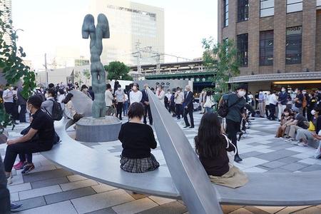 　座ったり、遊んだり、思い思いに過ごす神戸の人たち（２日・神戸市内）