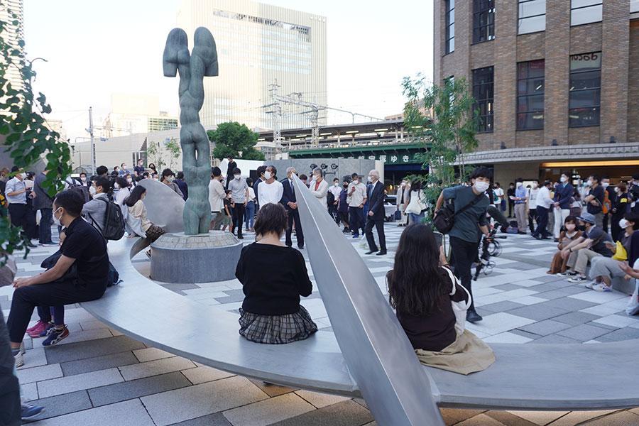 　座ったり、遊んだり、思い思いに過ごす神戸の人たち（２日・神戸市内）