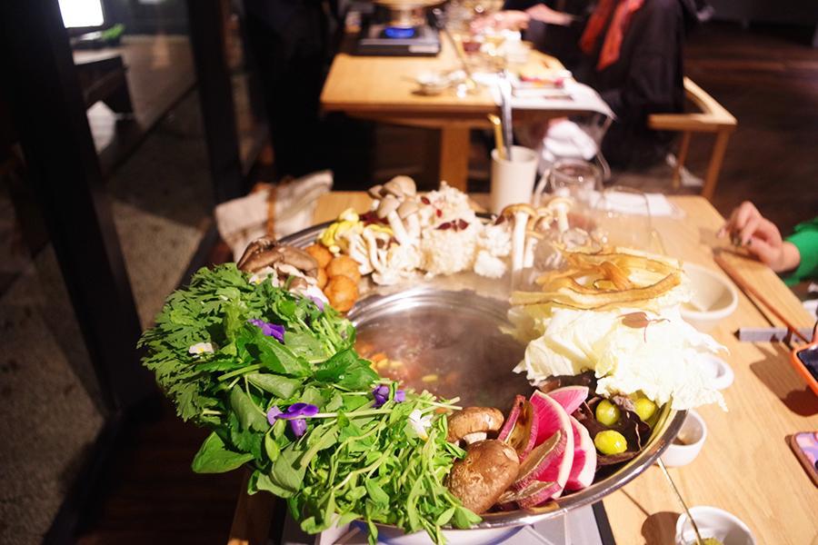 　７種類のきのこをはじめ紅芯大根やさつまいもなど、全１５種の野菜が入った「精進花鍋」