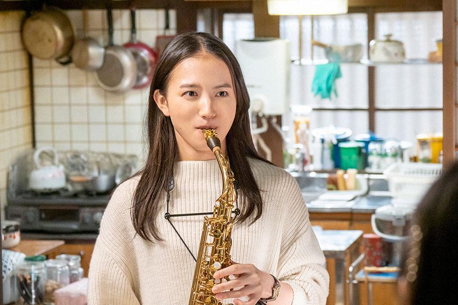 　サックスを吹く百音（清原果耶）（Ｃ）ＮＨＫ