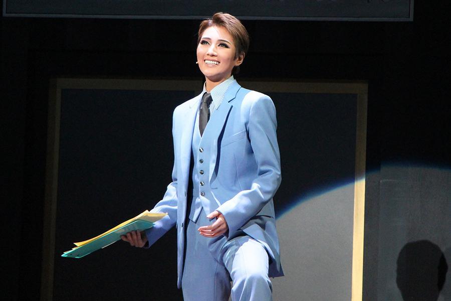 　輝く人生を手に入れようと夢を抱いているチャックを、芹香斗亜は肩の力を抜いたスマートな格好良さで、躍動感たっぷりに演じ切った