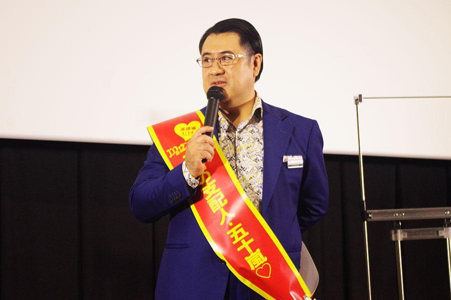 　映画『コンフィデンスマンＪＰ　英雄編』の舞台挨拶に登壇した俳優・小手伸也（１８日・大阪府松原市内）