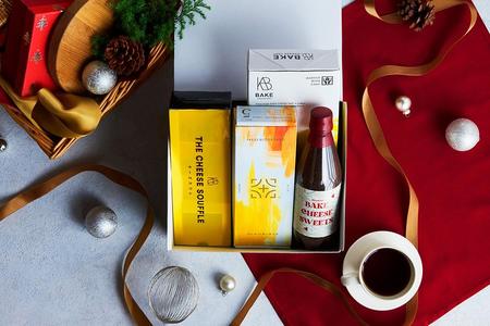　「ＢＡＫＥ」のチーズスイーツとコーヒーブランド「ＭＩ ＣＡＦＥＡＴ」のコーヒーが入った「ＢＡＫＥ 冬のチーズスイーツ＆珈琲セット」