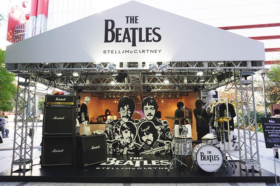 　梅田「サン広場」で異彩の存在感放つ「ビートルズ」の限定ポップアップ（１１月２５日～１２月１日まで）