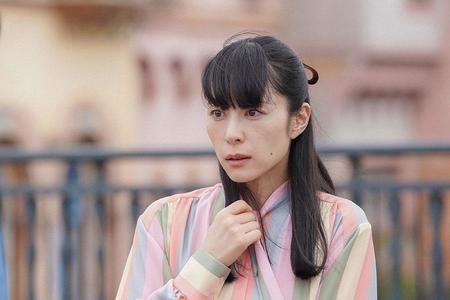 　通りにて片桐と話していたるい（深津絵里）（Ｃ）ＮＨＫ