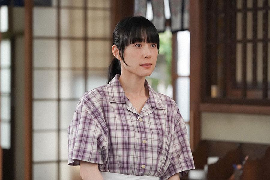 　「竹村クリーニング店」に来た錠一郎（オダギリジョー）に驚くるい（深津絵里）（Ｃ）ＮＨＫ