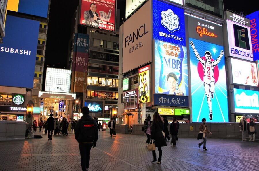 　まん防の適用が決定した大阪府・道頓堀付近。若者を中心に人出は多かった（１月２５日１８時頃・大阪市）