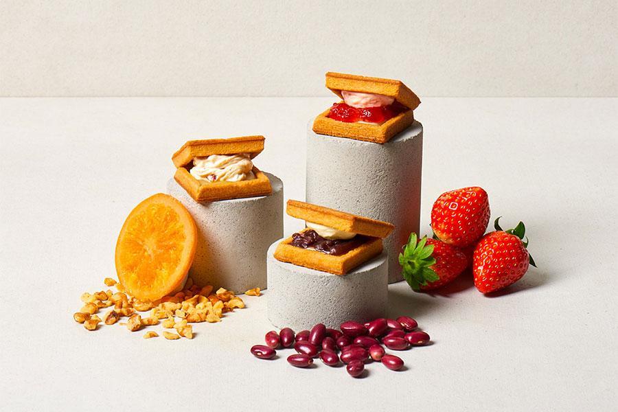 　「焼きたてバターサンド（フルーツナッツ・つぶ苺・小倉あん）」(各２７０円)