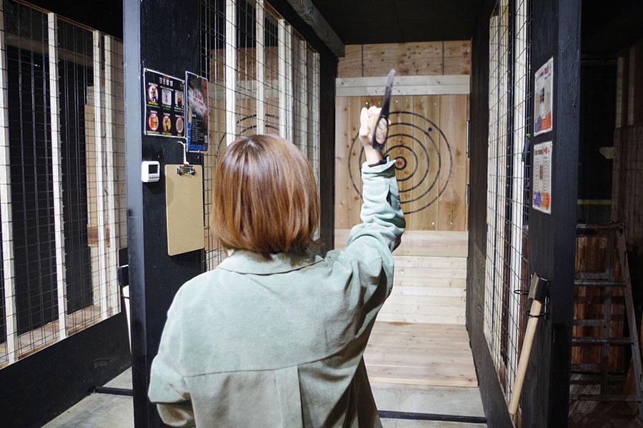 　２月１日、大阪・心斎橋にオープンした「ＴＨＥ ＡＸＥ ＴＨＲＯＷＩＮＧ ＢＡＲ（アックススローイングバー）」で斧投げを体験。