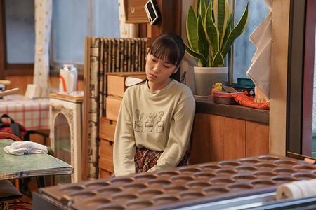 将来を悩むひなた（川栄李奈）(C)NHK