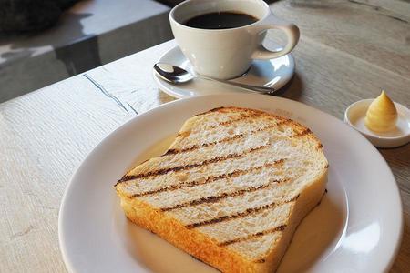 　モーニングメニュー「炭焼きトースト 糀バター」（ドリンク付き・７８０円）※７：００～１１：００提供