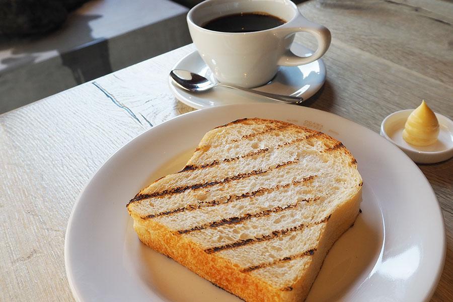 　モーニングメニュー「炭焼きトースト 糀バター」（ドリンク付き・７８０円）※７：００～１１：００提供