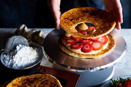 　自家製カスタードといちごをサンドした「ナポレオン」