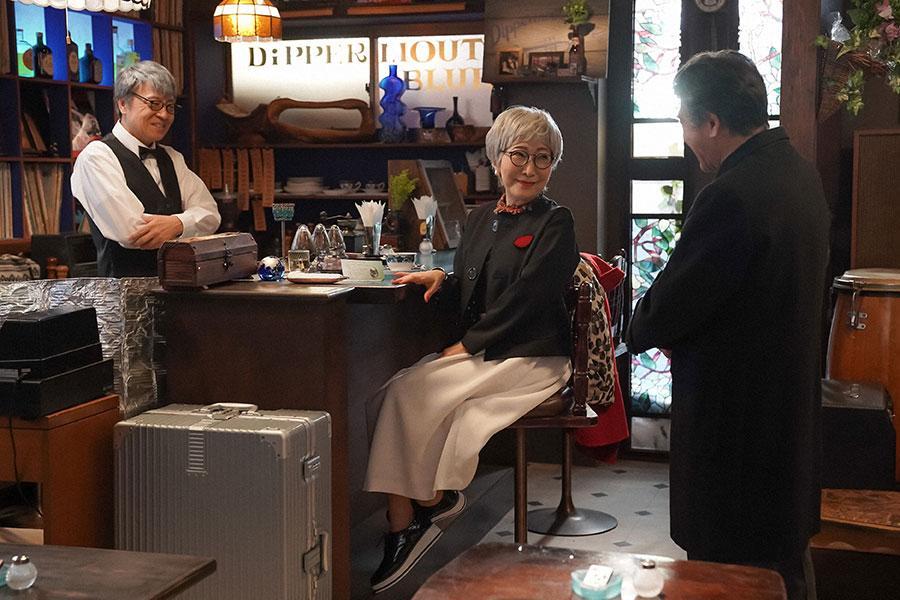 　健一（世良公則）たちと話しをするアニー（森山良子）（Ｃ）ＮＨＫ