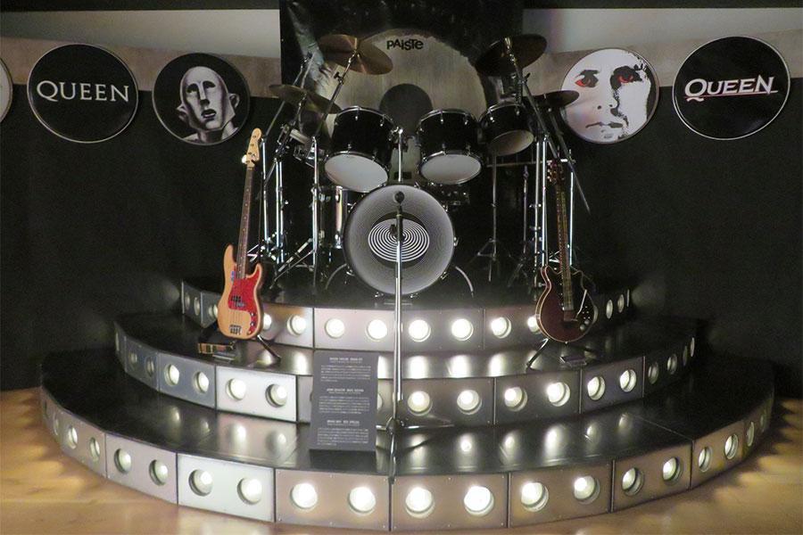 　ステージセットと、ギター、ベース、ドラムの再現（レプリカ）