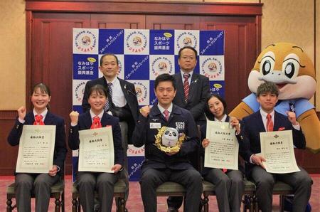 　（前列左から）山下栞選手、山下光選手、吉村洋文知事、三浦璃来選手、宮田将吾選手（４月１１日・大阪府公館）